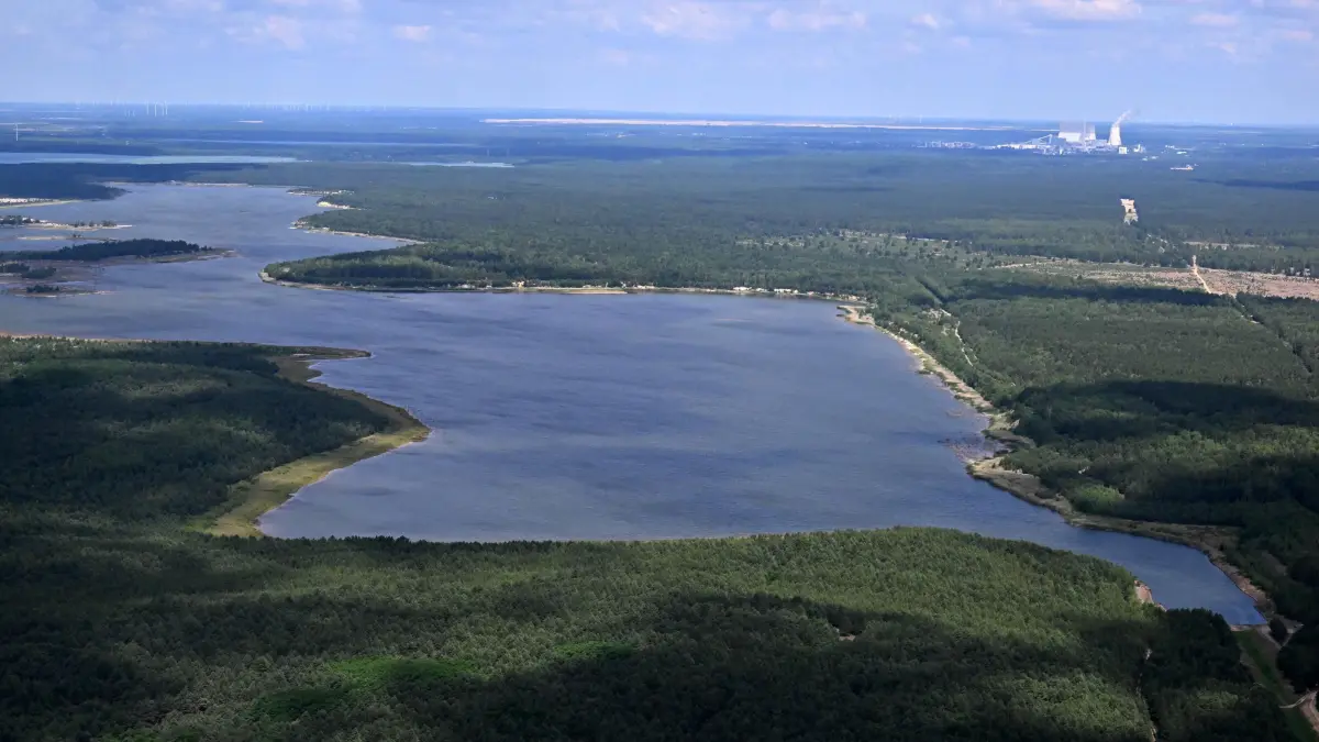 Luft Seenland Bärwalder See Seerundweg: Luftaufnahme vom 29. Juni 2025
Lausitzer Seenland
Bärwalder See
Seerundweg
Hundestrand