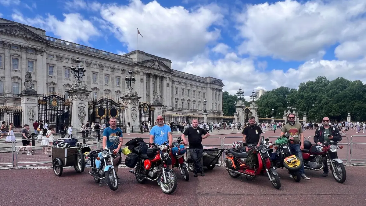 Abenteuer England: Sechs Männer aus Elbe-Elster sind mit ihren Simson Mopeds und einer MZ nach London gefahren. Vor dem Buckingham Palace stehen Christian Schmidtke, Swen Eilenberger, Nils Manig, Marcel Jobke, Manuel Zahn und Steffen Kunze (v.l.).