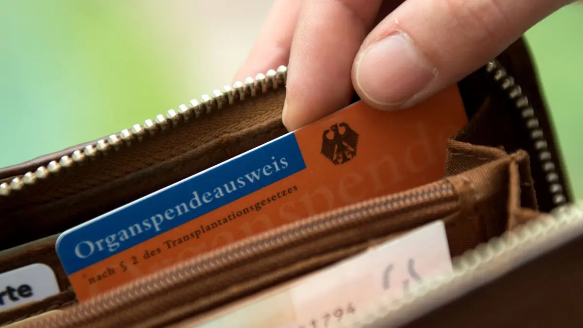 ILLUSTRATION - Der Organspendeausweis ist in Apotheken, Arztpraxen oder online als PDF erhältlich. (zu dpa: «So halten Sie Ihre Organspende-Entscheidung richtig fest») Foto: Andrea Warnecke/dpa-tmn - Honorarfrei nur für Bezieher des dpa-Themendienstes +++ dpa-Themendienst +++