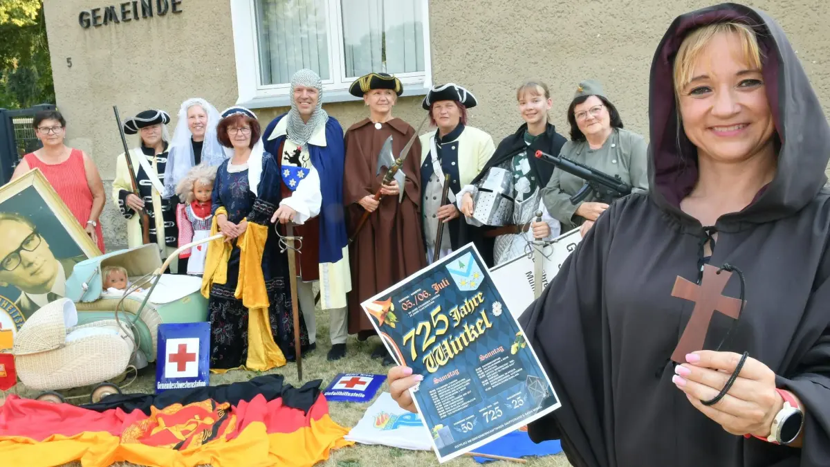 Ein kleines Dorf mit großer Geschichte – Winkel feiert am Wochenende am 05. und 06. Juli drei große Jubiläen – 725 Jahre Ersterwähnung – 50 Jahre Steinerne Chronik und 25 Jahre Glockenturm – Mit schöner Bevölkerungsexplosion und dramatischen Flugzeugabstu: Ein kleines Dorf mit großer Geschichte – Winkel feiert am Wochenende am 05. und 06. Juli drei große Jubiläen – 725 Jahre Ersterwähnung – 50 Jahre Steinerne Chronik und 25 Jahre Glockenturm – Mit schöner Bevölkerungsexplosion und dramatischen Flugzeugabsturz
- Ausgerechnet am heißesten Tag des Jahres wurden die schweren und warmen Kostüme zur Vorbereitung der 725 Jahre Ersterwähnung anprobiert