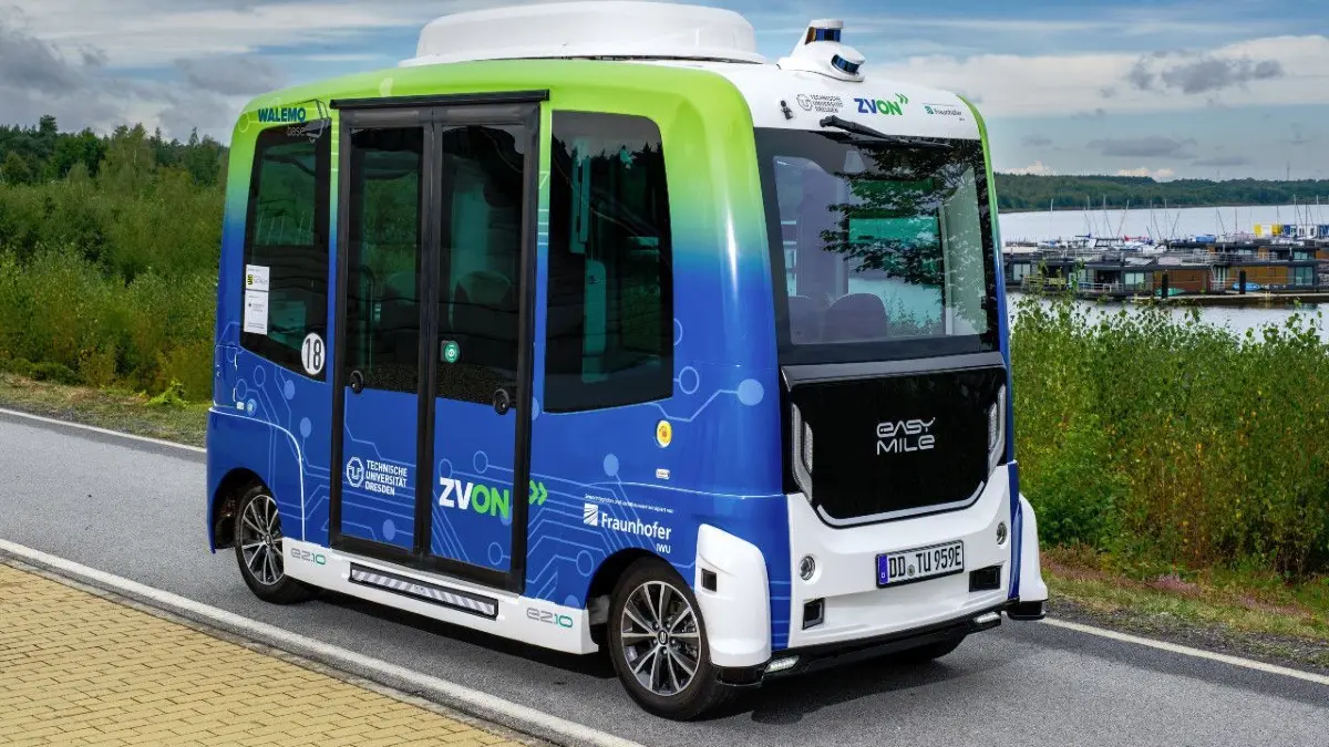 Startet am Bärwalder See in die nächste Phase: Der Selbstfahrbus pendelt ab 4. Juli 2025 zwischen Bahnhof Klitten und Skanpark