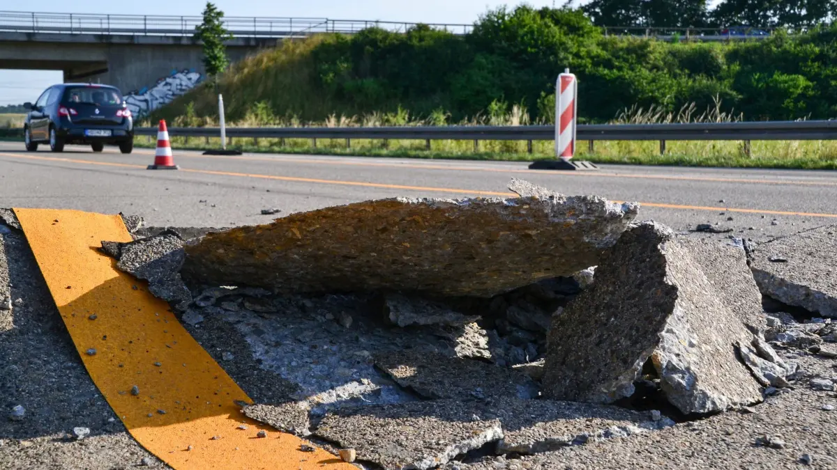 „Blow up“ auf der Autobahn A5: 02.07.2015, Baden-Württemberg, Heidelberg: «Blow ups» sind so gefährlich, weil es für die Verkehrsteilnehmer plötzlich und an unvorhergesehene Stellen passieren kann. (zu dpa: «Fahrbahndecke auf A5 hebt sich durch Hitze - Sperrung») Foto: Rene Priebe/dpa/dpa-tmn +++ dpa-Bildfunk +++