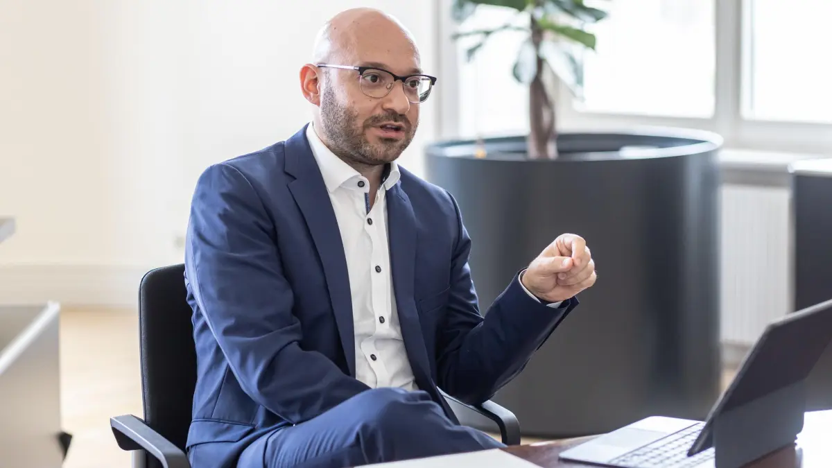 Brandenburgs Innenminister René Wilke an seinem neuen Arbeitsplatz in Potsdam.