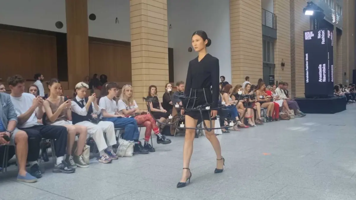 Die Ukrainian Fashion Week auf der Neo.Fashion. hat uns gezeigt, dass wirklich ALLES ein Outfit sein kann. Auch Kronleuchter, wie hier zu sehen.