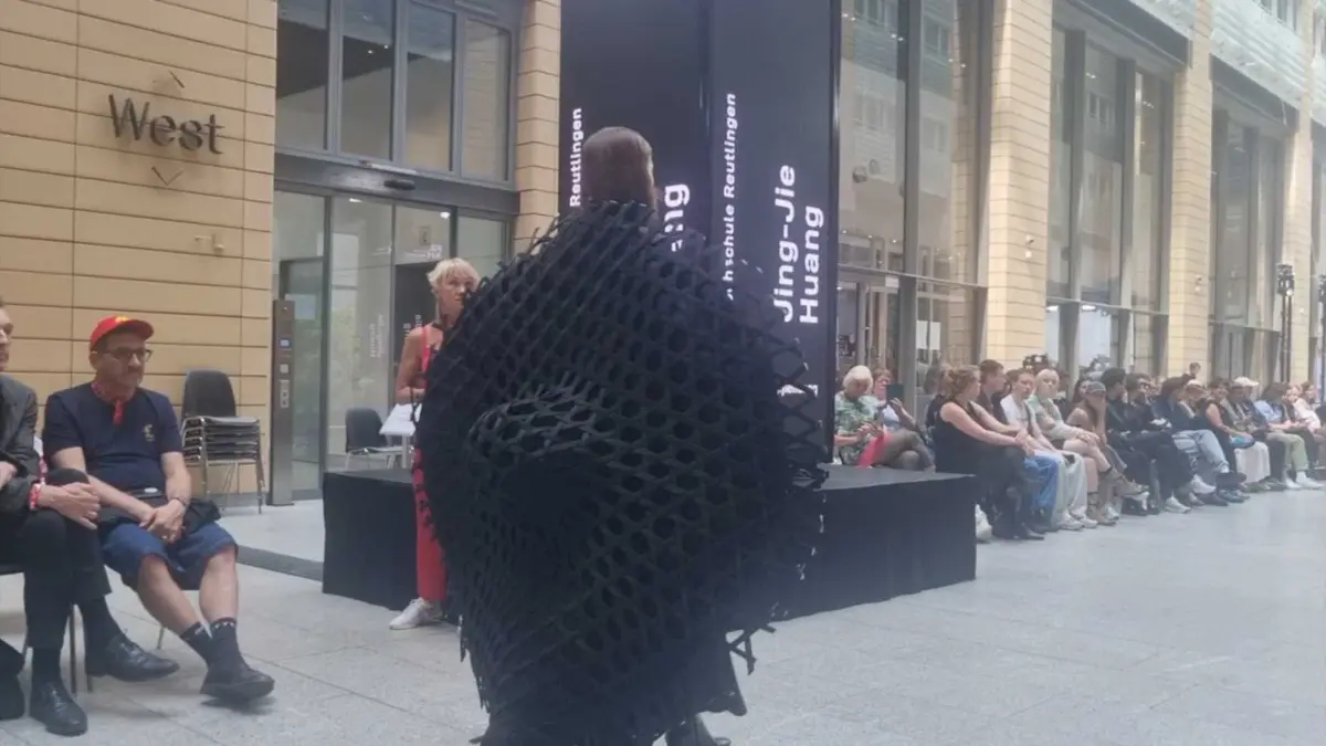 Dieses Outfit des jungen Designers Jing-Jie Huang von der Kunsthochschule Reutlingen bestand aus einem sehr großen Hut.