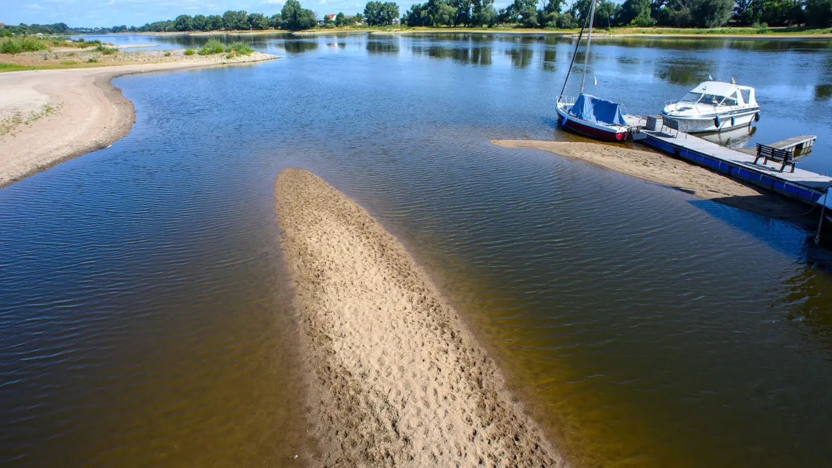 Niedriger Pegelstand an der Elbe: 04.07.2025, Sachsen-Anhalt, Schönebeck: Sandbänke sind am Ufer der Elbe zu sehen. Wegen der anhaltenden Trockenheit für die Elbe ist derzeit Niedrigwasser. Allerdings soll sich das Wetter in der kommenden Woche ändern. Dann soll es deutlich kühler und unbeständiger werden, so die Meteorologen. (zu dpa: «Elbepegel sinkt weiter - kaum Schiffe unterwegs») Foto: Klaus-Dietmar Gabbert/dpa +++ dpa-Bildfunk +++