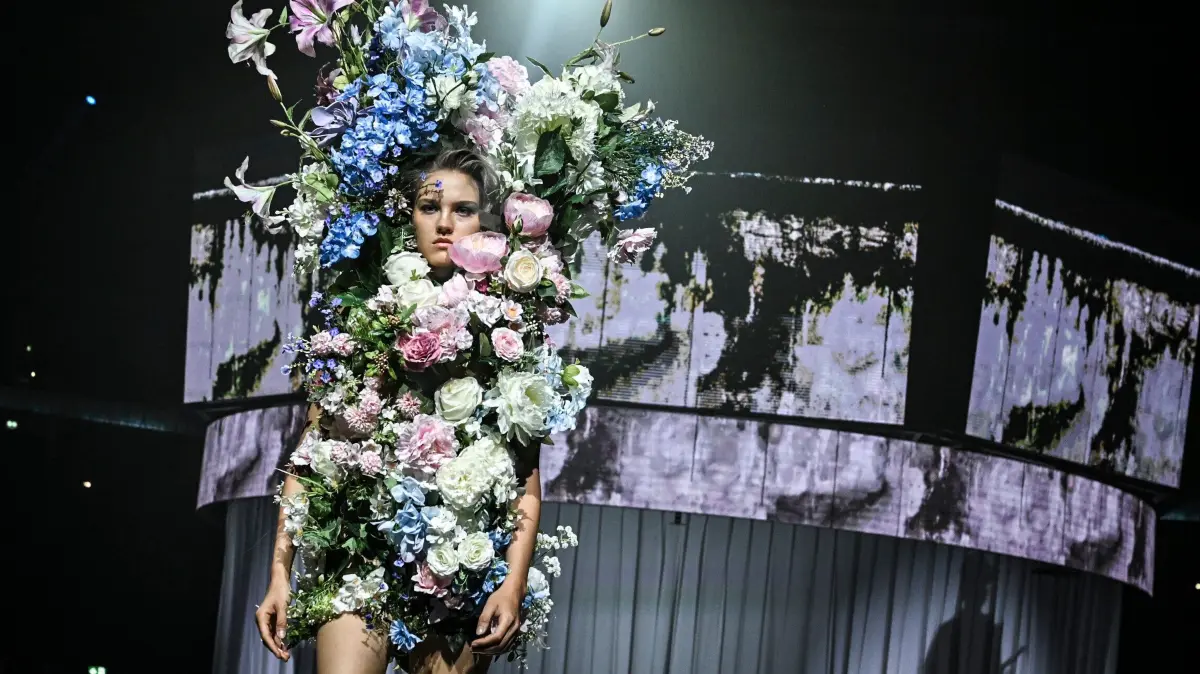 Models zeigen Kreationen des Designers Kilian Kerner bei der Fashionshow "DDR. Die gestohlenen Kinder" für das Frühjahr/Sommer 2026 im Collevtivefour Space in der Uber Arena. +++ dpa-Bildfunk +++