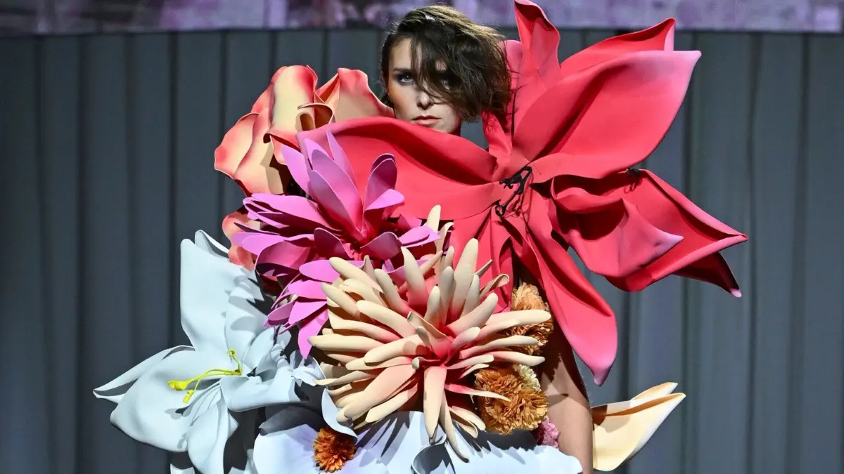 Models zeigen Kreationen des Designers Kilian Kerner bei der Fashionshow "DDR. Die gestohlenen Kinder" für das Frühjahr/Sommer 2026 im Collevtivefour Space in der Uber Arena. +++ dpa-Bildfunk +++