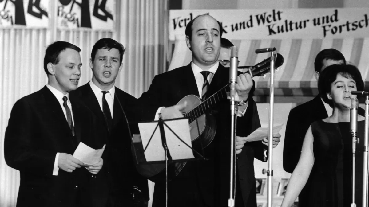 ARCHIV - Der Schauspieler und Sänger Manfred Krug (M., mit Gitarre) beim Auftritt der «Jazz-Optimisten» am 31.10.1965 in der Kongresshalle am Berliner Alexanderplatz. An diesem Mittwoch (08. Februar 2012) wird der 1937 in Duisburg geborene Ost-West-Schauspieler, der als Junge mit seinem Vater 1949 in die gerade entstehende DDR übersiedelte und 1977 nach seinem Protest gegen die Ausbürgerung Wolf Biermanns wieder in den Westen ging, 75 Jahre alt. Foto: dpa (zu dpa-Korr-Bericht: «»Deutscher Kojak« und »Canaille«: Manfred Krug wird 75» vom 07.02.2012) +++ dpa-Bildfunk +++