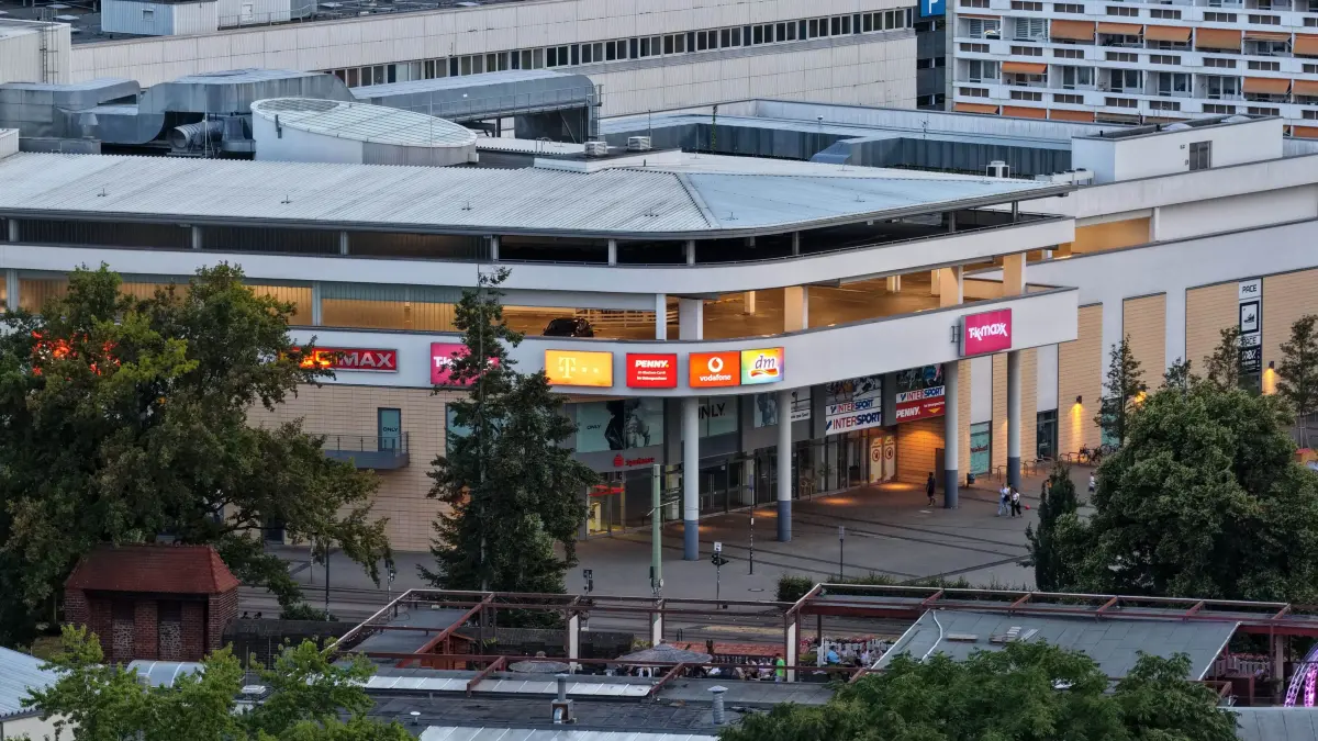 Luft Stadtpromenade Blechen Carre: Luftaufnahme vom 5. Juli 2025
Blick vom Altmarkt in Richtung Stadtpromenade mit Carl-Blechen-Carré