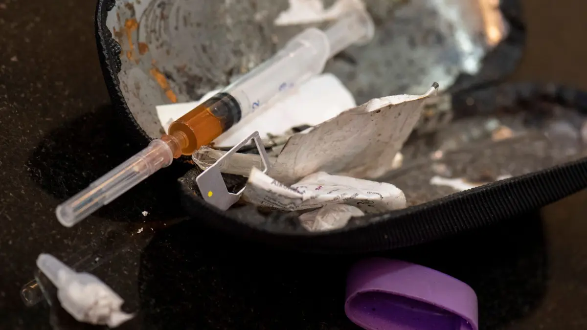 Spritzbesteck: ARCHIV - 19.11.2019, Hessen, Frankfurt/Main: Sein "Spritzbesteck" mit einer bereits aufgezogenen Heroinspritze hat sich ein Junkie im Druckraum der integrativen Drogenhilfe bereit gelegt. (zu "Weg vom Heroin - Mehr Ersatzstoff-Angebote für Süchtige") (zu dpa: «Streeck stellt Zahl der Drogentoten vor») Foto: Boris Roessler/dpa +++ dpa-Bildfunk +++