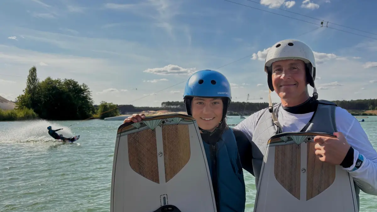 Maximilian und Ralf Bach im Wasserskipark Zossen: Vater und Sohn teilen die Leidenschaft fürs Wakeboarding.