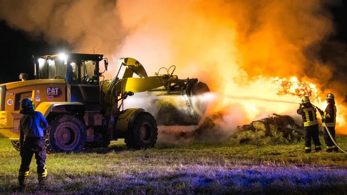 Brand in Lübbenau: Meterhohe Flammen bei Strohballen-Feuer in Ragow