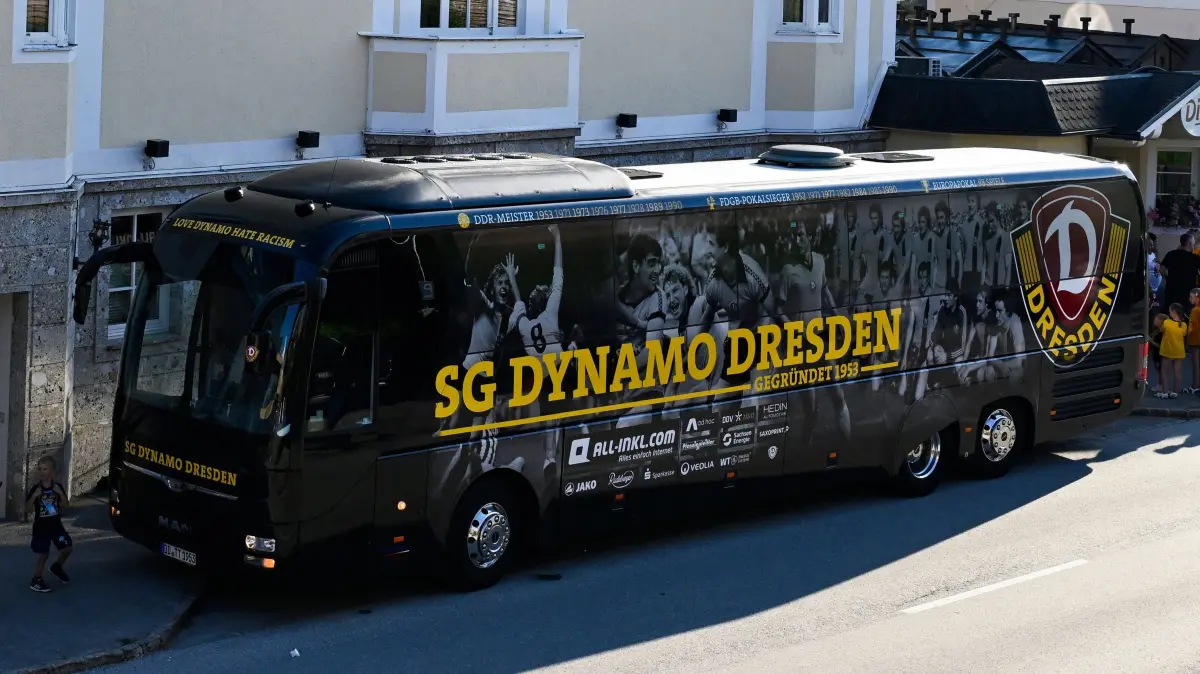 Foto zeigt: Ankunft der Profis Hotel Dilly mit Dynamo Bus
Datum: 010724
Dynamo Dresden 2.Liga Sommertrainingslager Windischgarsten 29.6. bis 6.7.2025