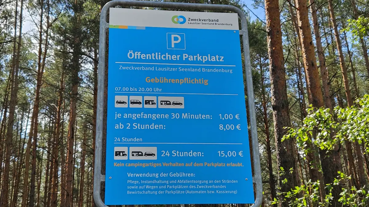 Das Parken rund um den Senftenberger See ist kostenpflichtig. Der Preis für eine halbe Stunde beträgt einen Euro. Ab zwei Stunden: acht Euro.