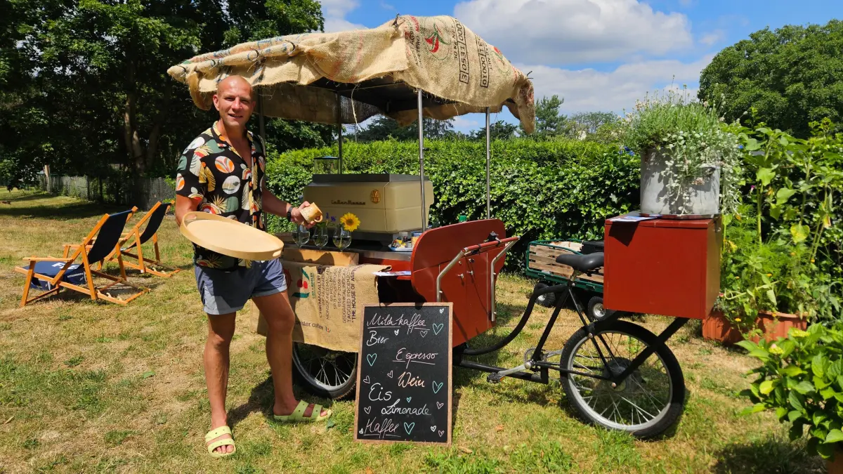 Rund um den Senftenberger See gibt es viele hübsch dekorierte Imbiss-Angebote mit Café, erfrischenden Snacks und Liegenstühlen - wie hier in Buchwalde kurz vorm Stadthafen.