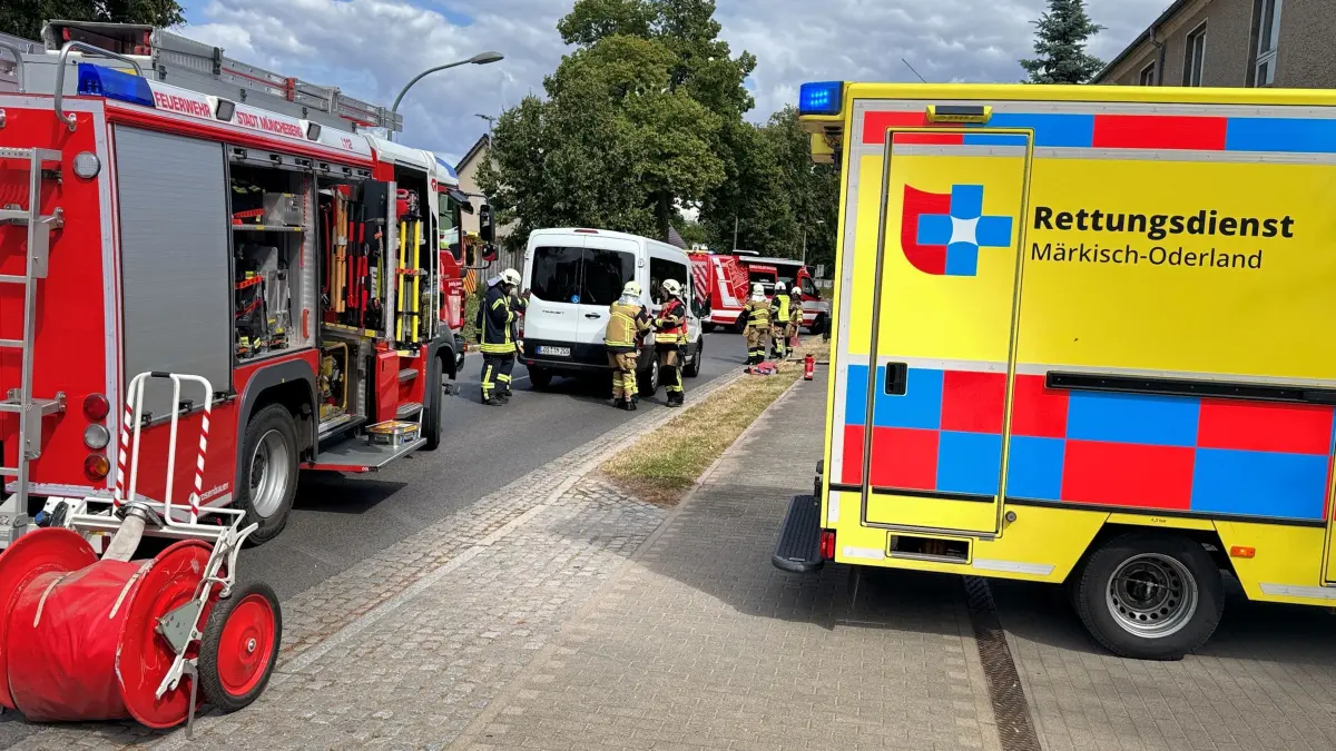 Die beschädigten Fahrzeuge hat die Feuerwehr auf den angrenzenden Parkplatz geschoben.