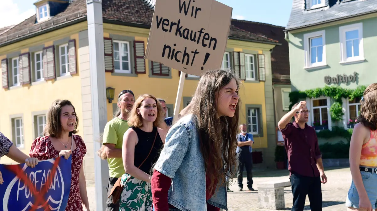 Ava Sommer (Hannah Schiller) führt im Film „Bis zum letzten Tropfen“ die Protestbewegung gegen das Geschäft mit PureAqua an.