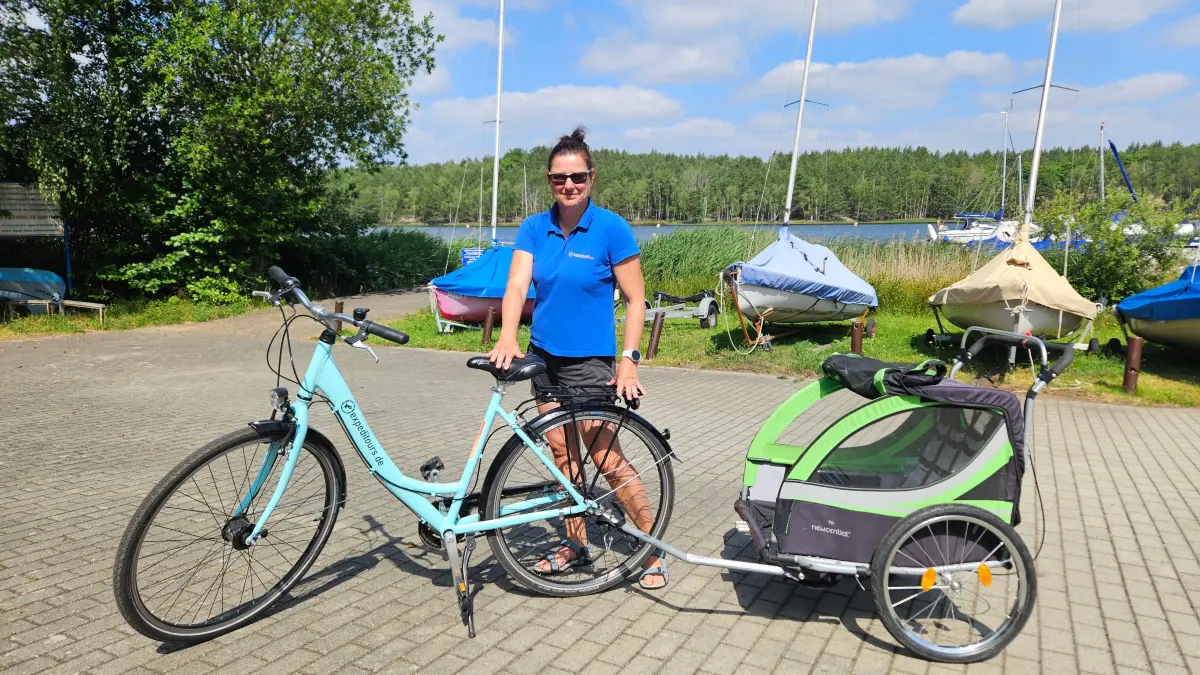 Manuela Zahn, Chefin von Expeditours im Hafencamp Senftenberger See in Großkoschen, vermietet neben Booten auch Fahrräder mit Anhänger für Kinder.