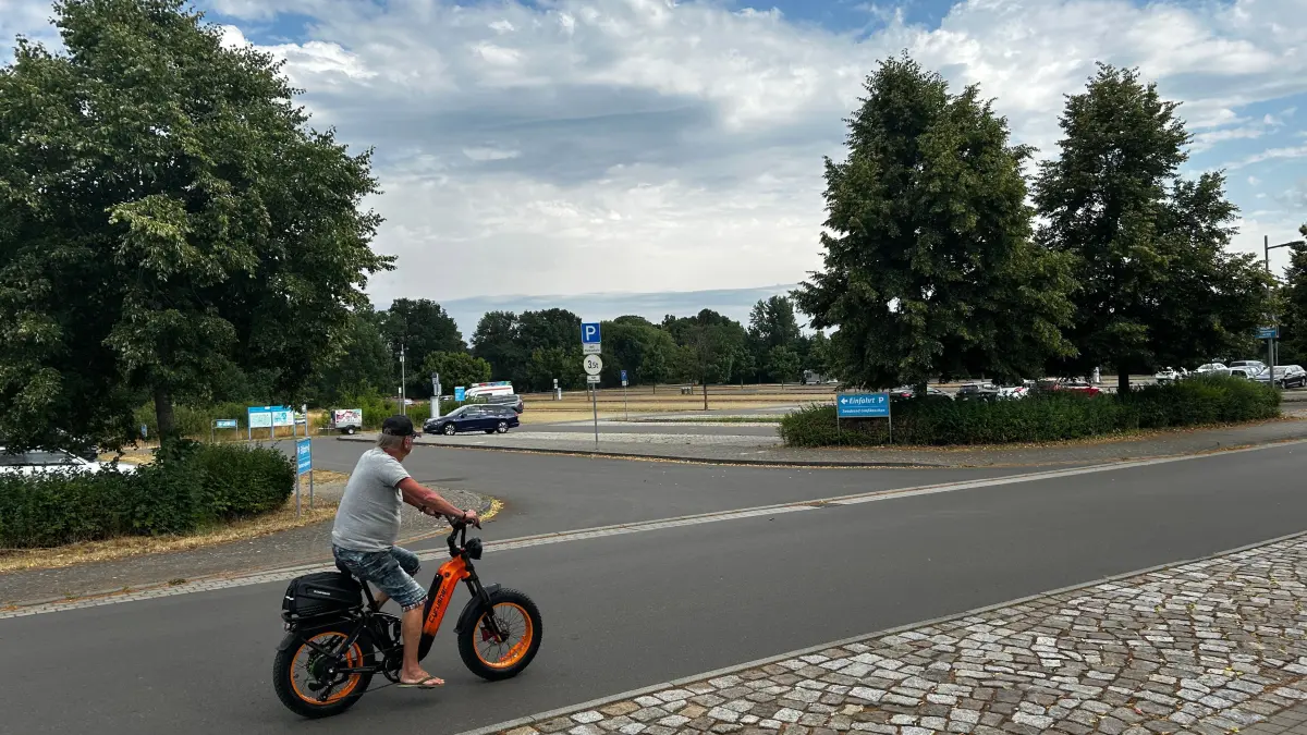 Am großen Parkplatz in Großkoschen will die Sparkasse Niederlausitz einen SB-Pavillon mit Geldautomaten aufstellen.