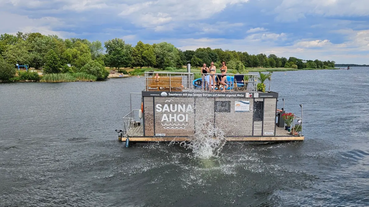 Nach dem Sprung ins kühle Nass wieder in der Sauna aufwärmen, zum Beispiel auf einem der Sauna-Flösse von "Treib-Haus" am Stadthafen vom Senftenberger See.