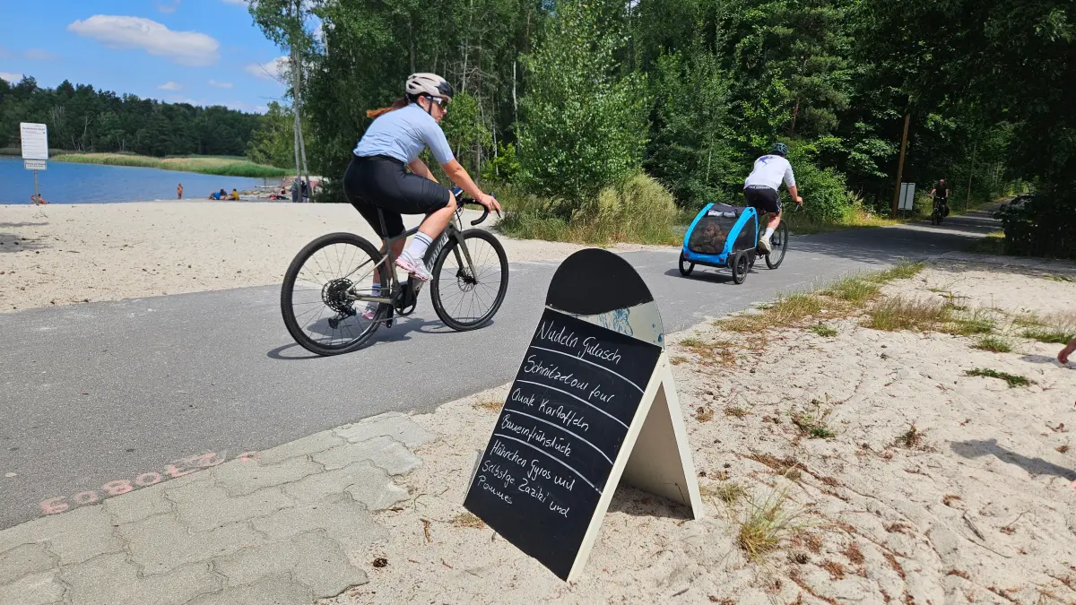 Radfahrer, Skater und Wanderer können rund um den Senftenberger See immer wieder einkehren - wie hier am "Imbiss Südsee" gegenüber vom gleichnamigen Strand Südsee in Niemtsch.
