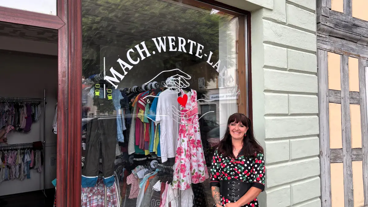 Alexandra Leonhardt vor dem kleinen Geschäft auf dem Markt, das auf ihre Idee und Initiative zurückgeht.