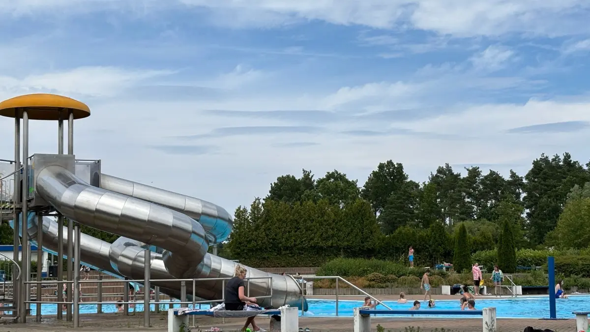 Die dreiarmige Rutsche gilt als Wahrzeichen des Freizeit- und Erlebniszentrums Großräschen. Sie führt direkt ins Nichtschwimmerbecken.