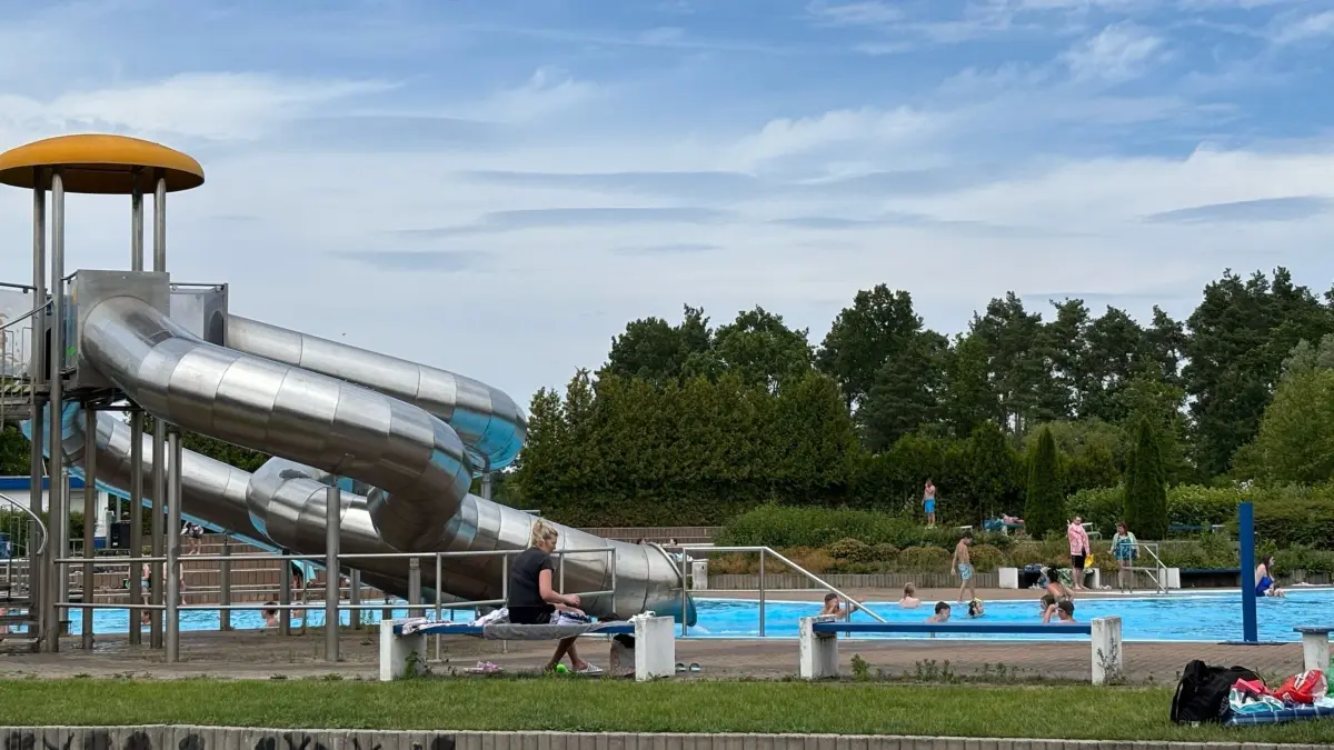Die dreiarmige Rutsche gilt als Wahrzeichen des Freizeit- und Erlebniszentrums Großräschen. Sie führt direkt ins Nichtschwimmerbecken.