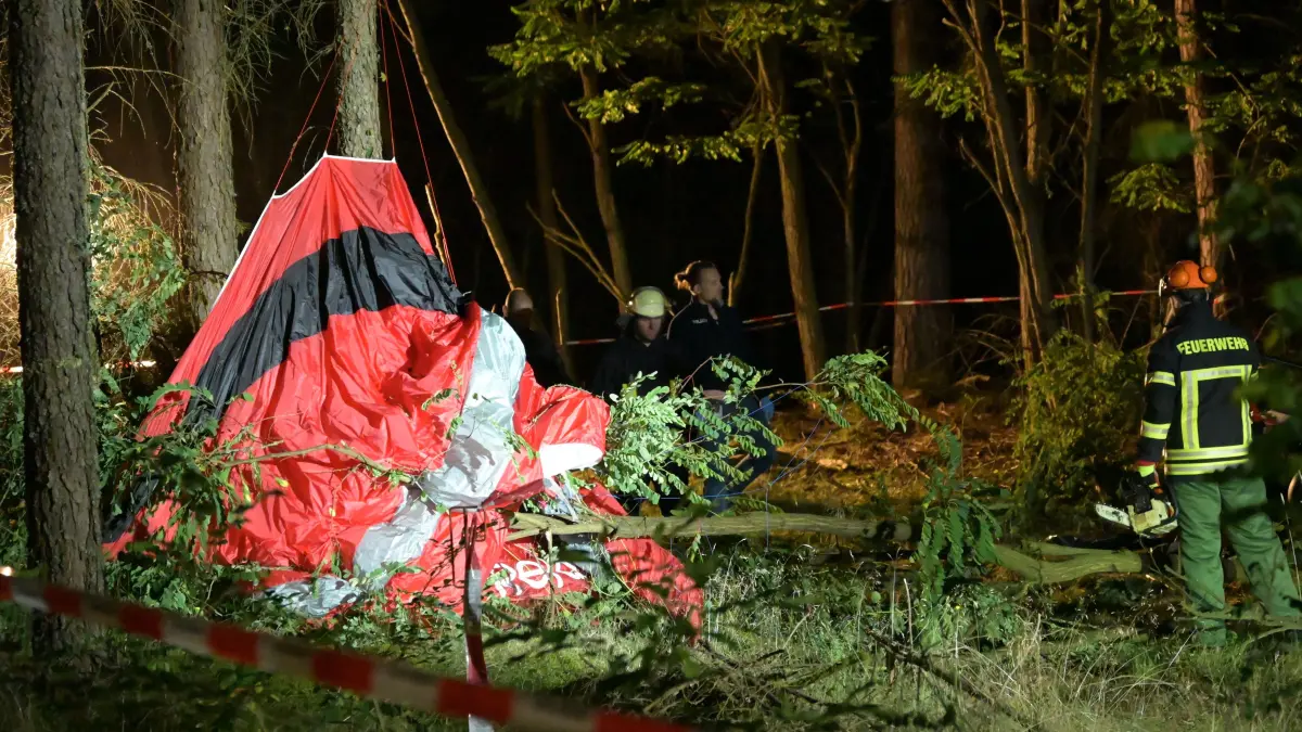 Ein 61-jähriger Gleitschirmpilot stirbt nach Absturz zwischen Jamlitz und Leeskow im Wald.