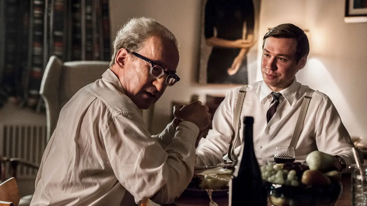 Fritz Bauer (Ulrich Noethen, l.) ahnt nicht: Joachim Hell (David Kross) ist ein BND-V-Mann.
