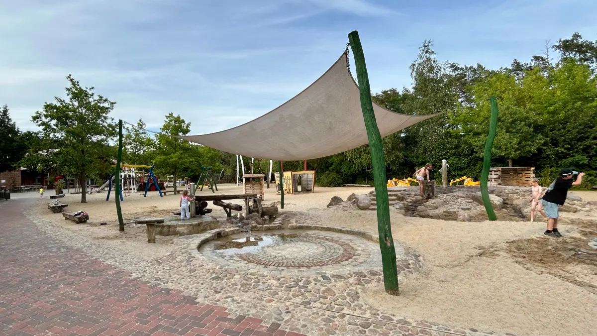 Vor allem an heißen Tagen ist der Wasserspielplatz auf dem Spargel- und Erlebnishof Klaistow beliebt bei großen und kleinen Kindern.