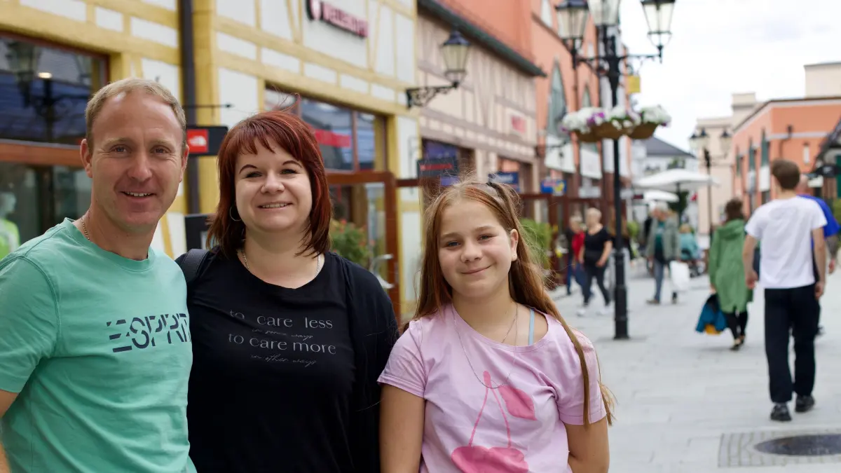 Christian und Franziska Klockow mit ihrer Tochter Lilli Marie im Designer-Outlet Wustermark. Die Elfjährige freut sich über ihre Einkäufe.