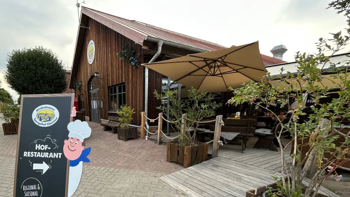 Das Hofrestaurant in Klaistow: In den Sommermonaten gibt es hier eine Heidelbeerkarte und ein Sommerbuffet.