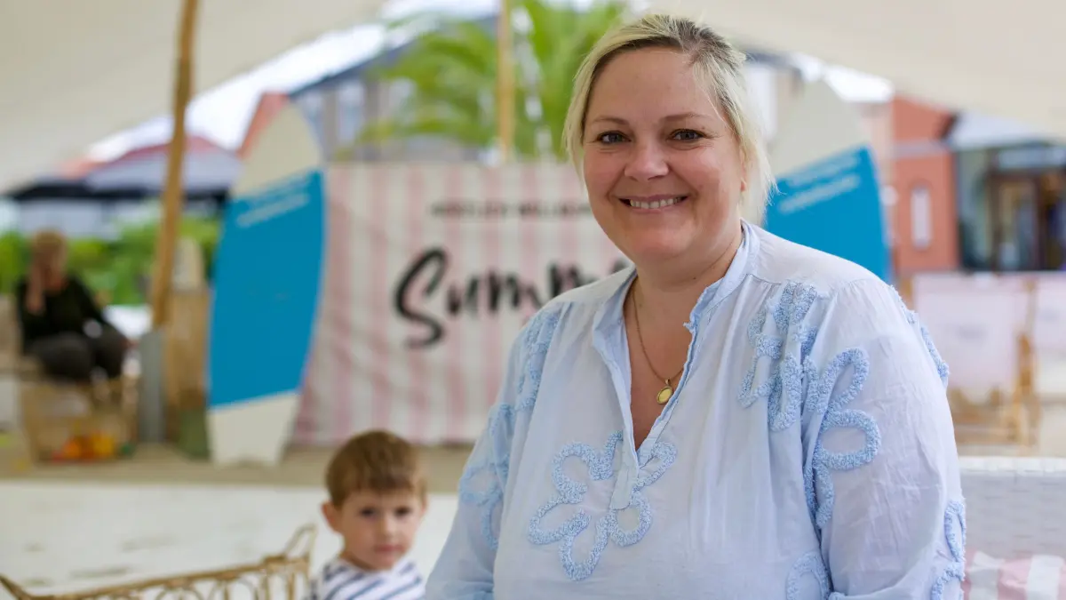 Ulla Netze entspannt sich auf dem Outlet-Strand, während ihr vierjähriger Sohn im Sand buddelt. Die beiden sind Stammgäste im Designer-Outlet Wustermark.