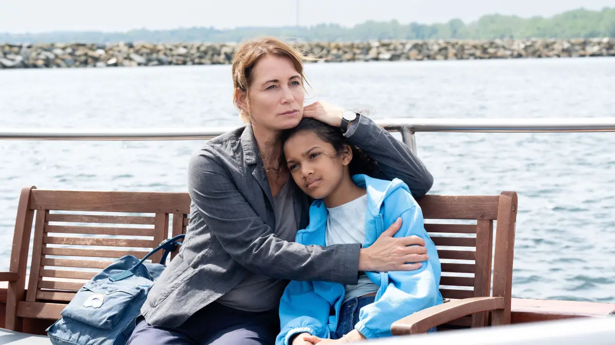 Nele (Maïmouna Mbacké, re.) fährt nach Hamburg, um ihre Mutter zu suchen.