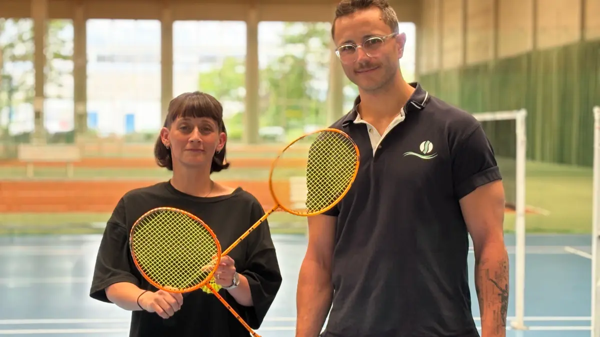 Lust auf ein Duell? Stephanie Winkler und Marius Honeck vor den vier Badminton und drei Tennis-Indoorplätzen im Sportforum.