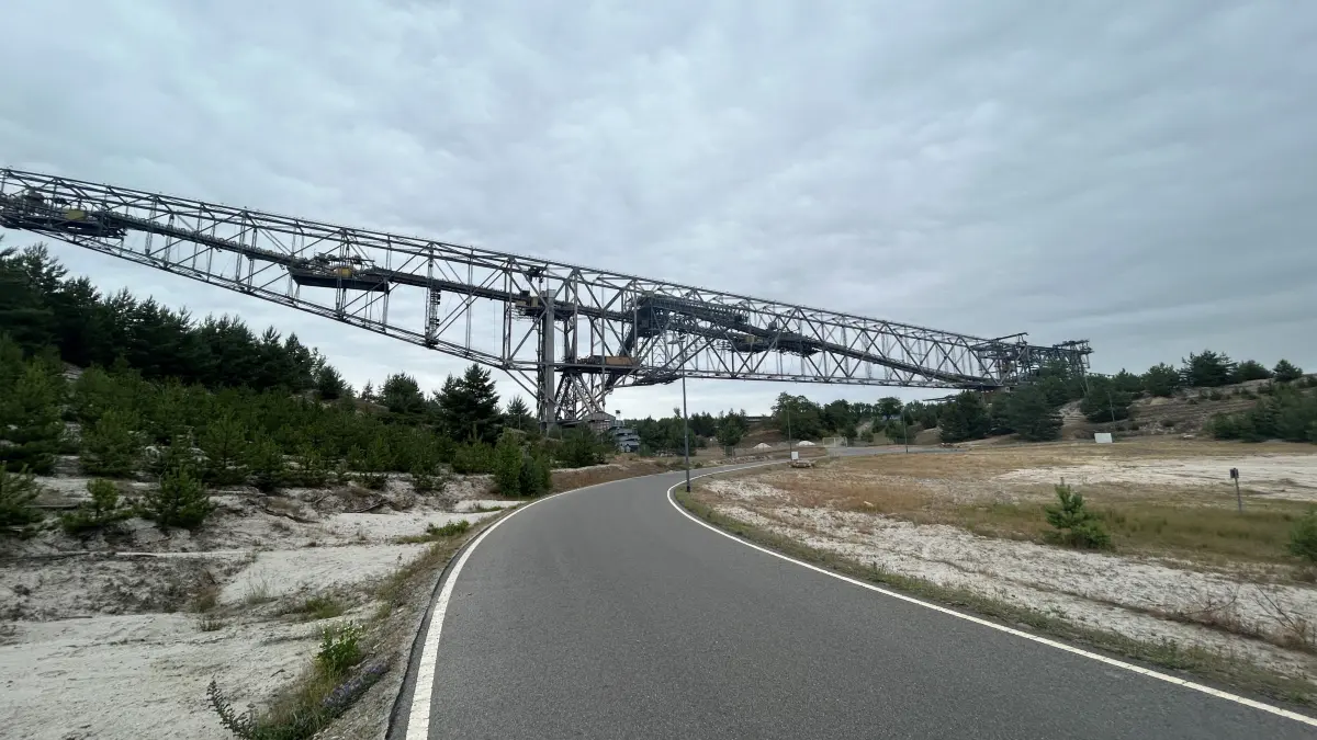 Ein Gigant der Technik: 502 Meter lang, 204 Meter breit, 80 Meter hoch und 11.000 Tonnen schwer. Das Besucherbergwerk der ehemaligen Abraumförderbrücke F60 erzählt die Geschichte und Gegenwart des Braunkohlenbergbaus in der Lausitz.