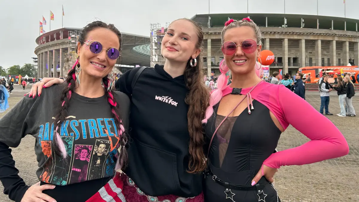 Christin (links) ist heute mit ihrer Tochter und einer Freundin beim Lollapalooza-Festival. Die drei sind für den Headliner Justin Timberlake hier.