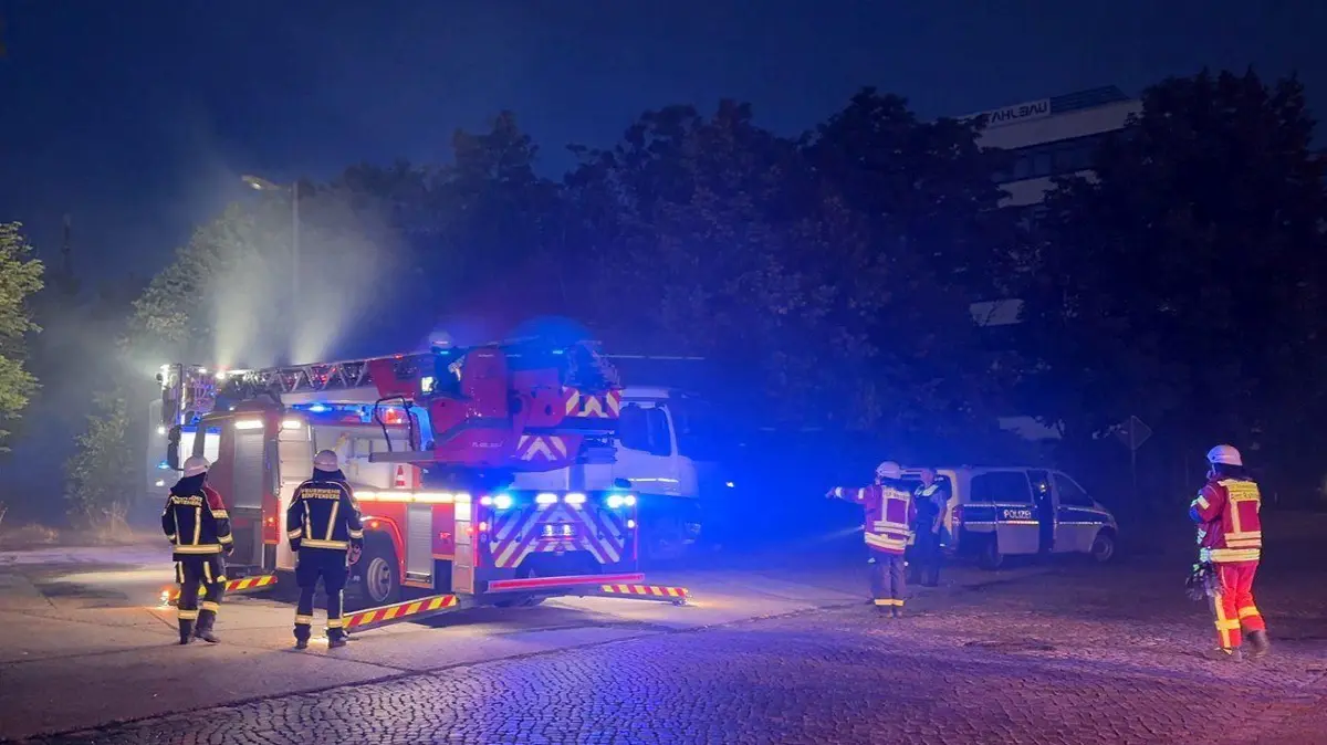 Brand: Foto: Mirko Sattler; Gebäudebrand_klein; Ruhland, Dresdner Strasse. Brand einer Zwischendecke in einem leerstehendem Gebäude. Fast alle Wehren des Amtes Ruhland im Einsatz
