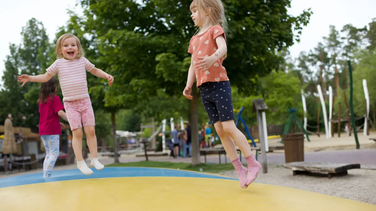 Ruby (3) und Olivia (6) testen für MOZ.de den Spargel- und Erlebnishof Klaistow. Besonders beliebt bei den beiden: das Hüpfekissen.