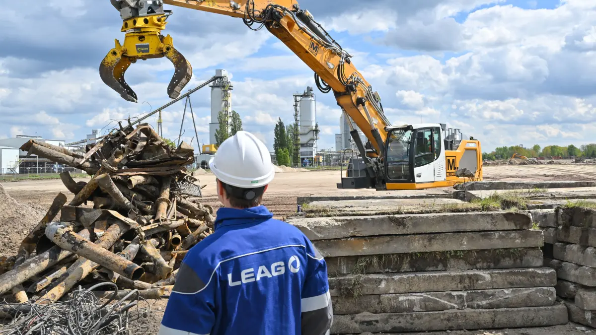 Die Baustelle für das Projekt eines H2-ready Gaskraftwerkes am Industriestandort Schwarze Pumpe auf der Landesgrenze zwischen Brandenburg und Sachsen. Zur Absicherung von Erzeugungslücken im Zuge des deutschen Kohleausstiegs plant die LEAG umfangreiche Investitionen für H2-ready Gaskraftwerke an ihren Kraftwerksstandorten in Brandenburg, Sachsen und Bayern. Unter der Voraussetzung, dass sich Bau und Betrieb innerhalb der noch auszugestaltenden Kraftwerksstrategie wirtschaftlich darstellen lassen, könnte am Energiestandort Schwarze Pumpe ein H2-ready Gaskraftwerk entstehen. Derzeit bereitet LEAG das Baufeld auf einer geeigneten unternehmenseigenen Fläche innerhalb des Industrieparks Schwarze Pumpe für die mögliche Errichtung vor. +++ dpa-Bildfunk +++