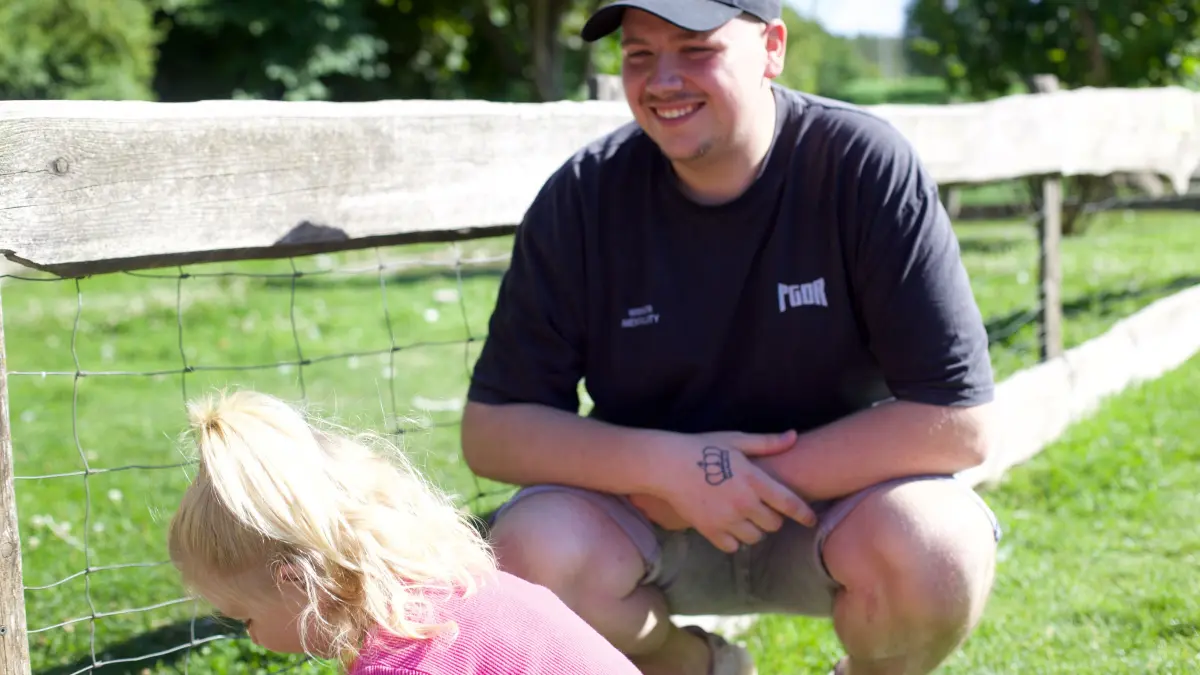 Benjamin Wienke mit Tochter Ella: Die beiden kommen regelmäßig auf den Erlebnishof Klaistow. Besonders gerne füttert Ella die Ziegen.