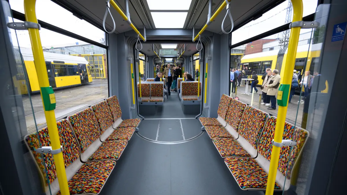 Blick ins Innere der neuen Straßenbahn-Generation der Berliner Verkehrsbetriebe (BVG). Der „Urbanliner“ von Alstom ist 50 Meter lang, 2,40 Meter breit und bietet Platz für 312 Passagiere.