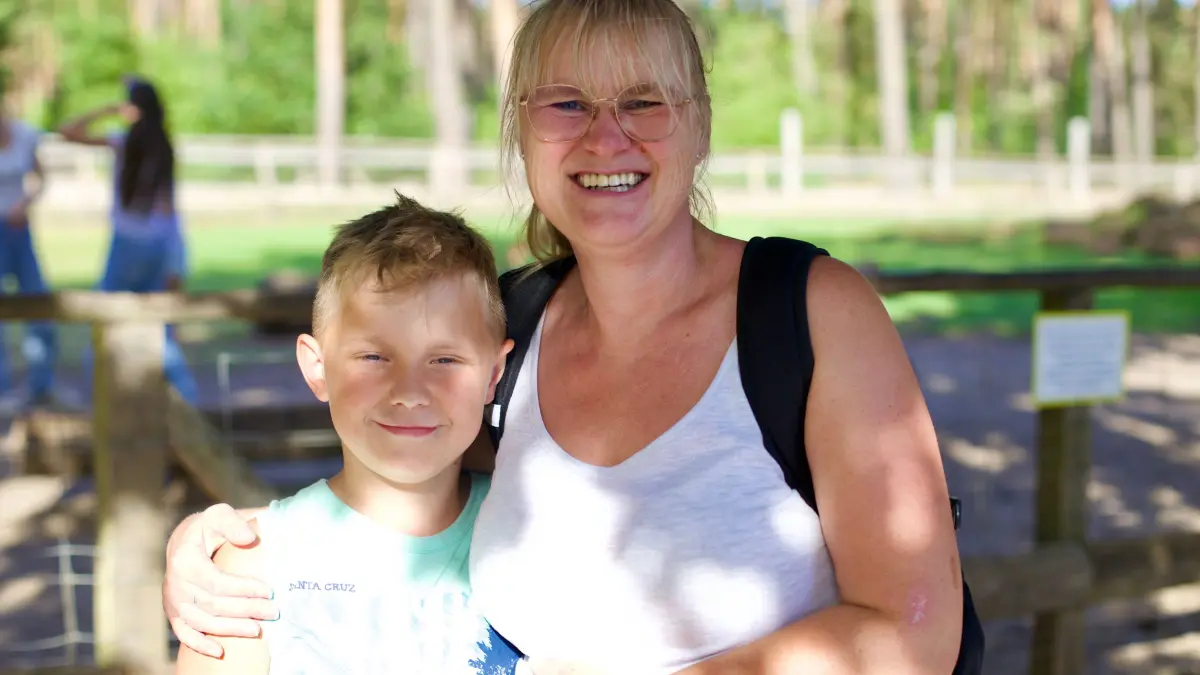 Nadine Schmidt und der achtjährige Damian sind zum zweiten Mal auf dem Spargel- und Erlebnishof Klaistow. Besonders hat es Damian der Kletterwald angetan.