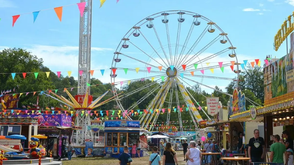 Zum Heimatfest in Spremberg gehört der Rummel mit dem Riesenrad. Und die Frage, wo Besucher und Anwohner parken können.