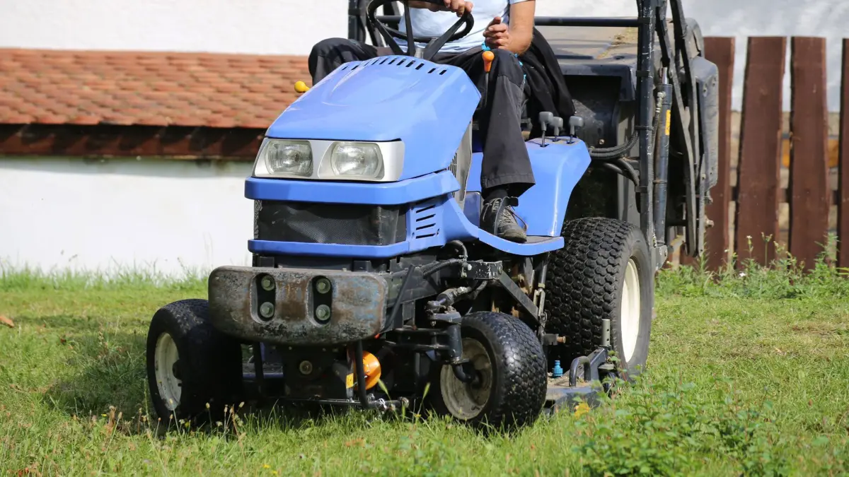 Rasenmähen mit einem Rasentraktor *** Mowing the lawn with a lawn tractor Copyright: xx