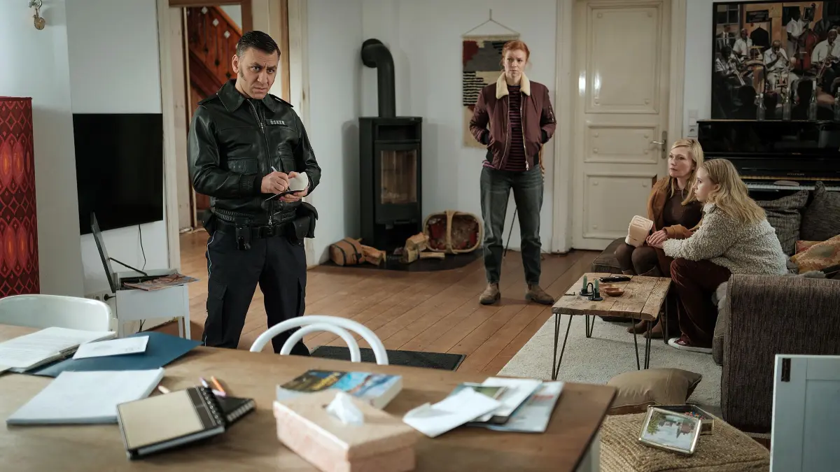 Mehmet Ösker (Cem Ali Gültekin) und Jule Christiansen (Marleen Lohse, l.) versuchen, sich ein Bild von der Situation zu machen.