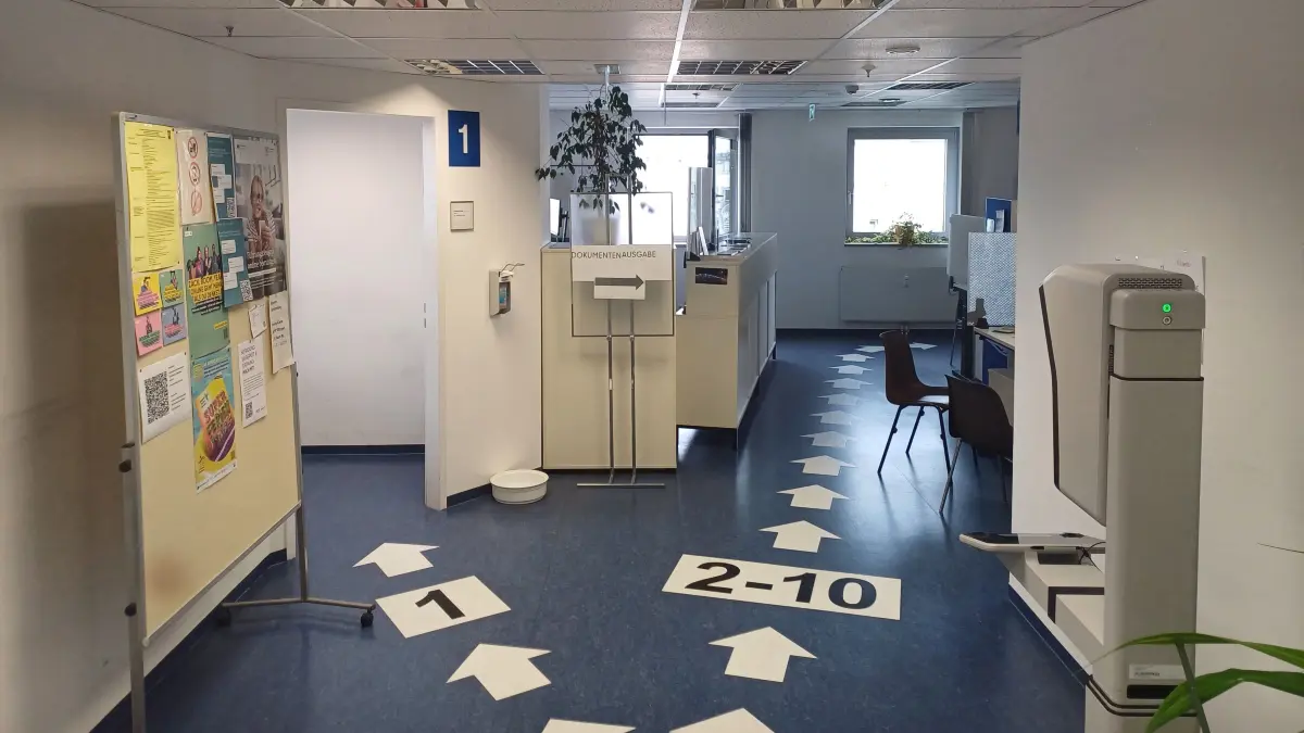 Blick in das Bürgeramt im Einkaufszentrum "Wilma" in Berlin.