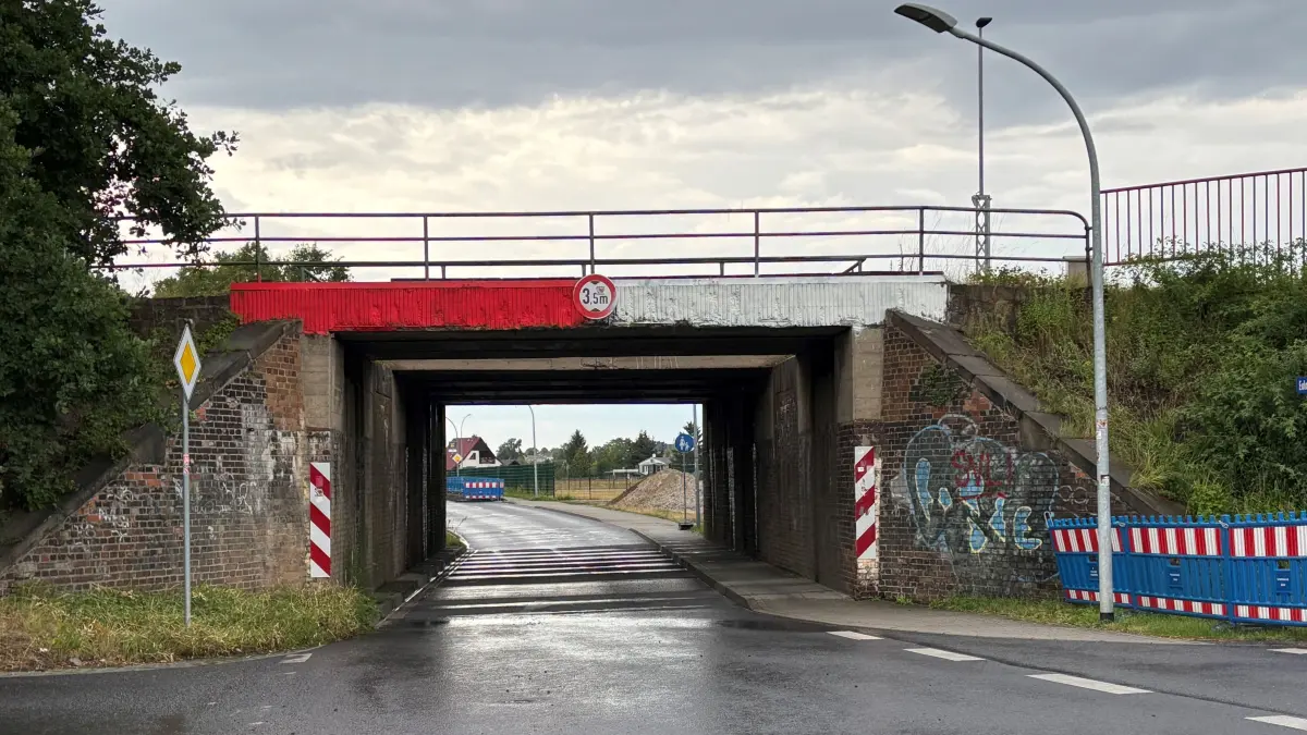 Die Eisenbahnüberführung in der Euloer Straße in Forst (Lausitz): Die Bahn lässt das Bauwerk abreißen und durch einen Neubau ersetzen.